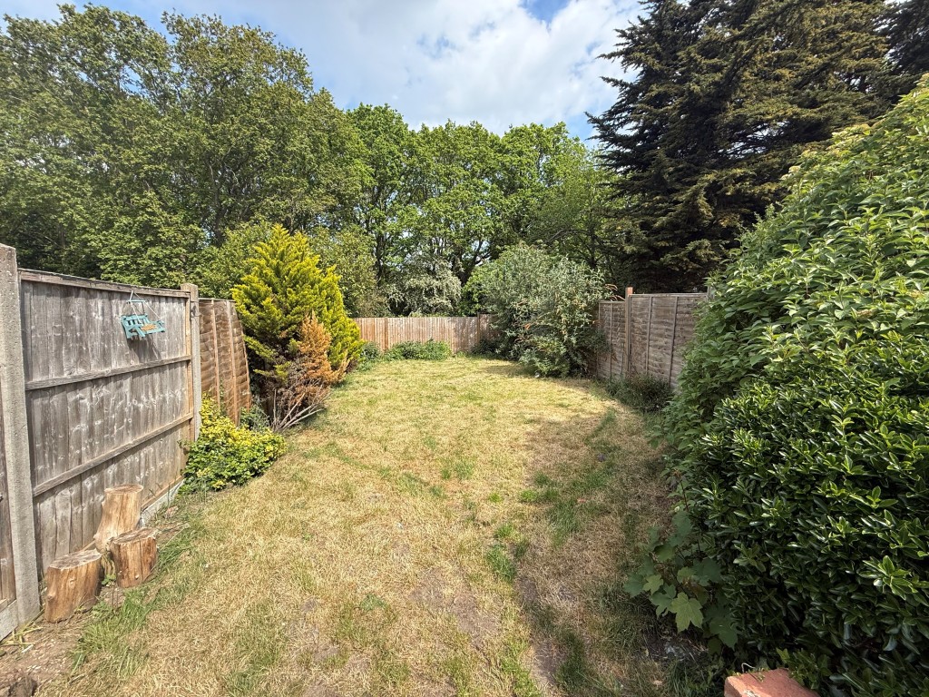 Lot: 143 - TWO-BEDROOM SEMI-DETACHED HOUSE WITH DRIVEWAY - 2nd view of garden